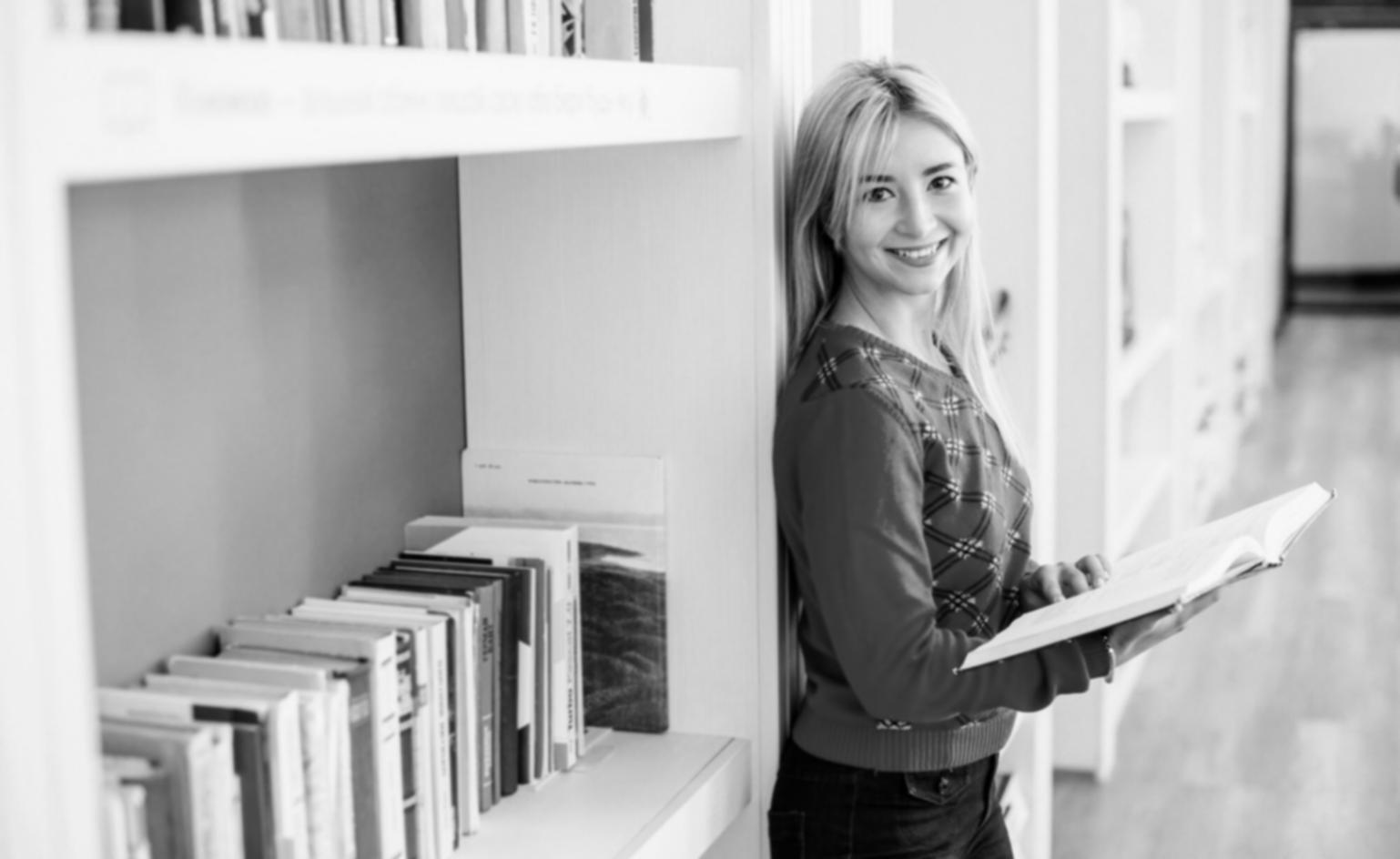 Emprendedores trabajando en estrategias financieras